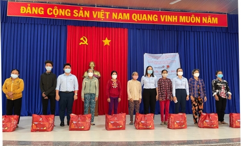 Tặng quà tết cho hộ khó khăn tại xã Hưng Thuận