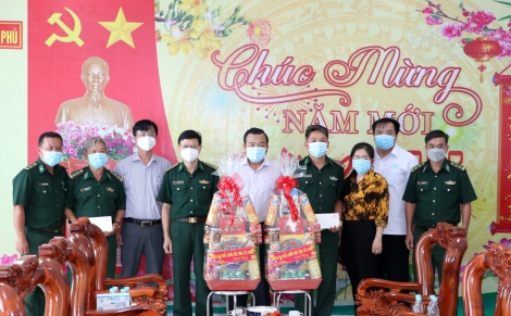 Trao quà Tết của Chủ tịch Quốc hội cho các chốt biên phòng tại Tây Ninh