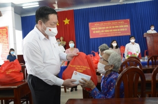 Trưởng Ban Tuyên giáo Trung ương thăm, tặng quà tại xã Thái Bình và Sư đoàn Bộ binh 5