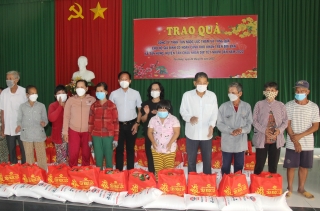 Bà Nguyễn Thị Yến Mai- Trưởng Ban Tổ chức Tỉnh ủy trao quà tết cho hộ nghèo tại Tân Châu