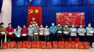 Ông Trần Lê Duy- Chủ tịch LĐLĐ tỉnh: Tặng quà tết cho công nhân có hoàn cảnh khó khăn tại Châu Thành