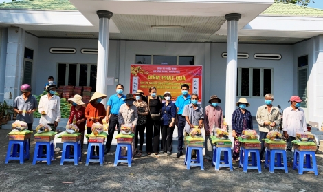 Hội Nông dân xã Phước Minh: Trao 100 phần quà cho người nghèo