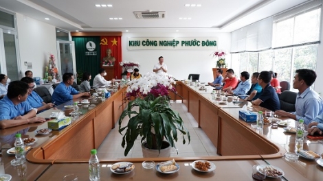 Chủ tịch UBND tỉnh thăm, tặng quà doanh nghiệp nhân dịp Tết Nguyên đán Nhâm Dần 2022