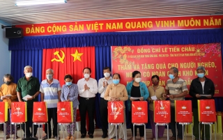 Phó Chủ tịch- Tổng thư ký Uỷ ban Trung ương Mặt trận Tổ quốc Việt Nam thăm, tặng quà tết cho hộ nghèo ở Tây Ninh