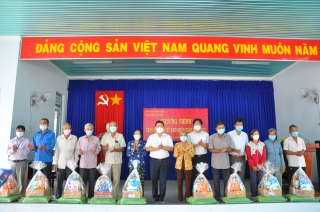 Chủ tịch UBND tỉnh tặng quà tết cho hộ nghèo xã Phước Vinh