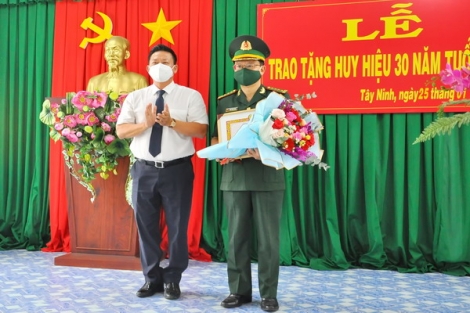 Trao Huy hiệu 30 tuổi Đảng cho Chính uỷ Bộ đội Biên phòng tỉnh