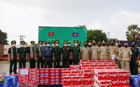 Tặng quà, chúc tết Bộ đội Biên phòng và lực lượng Quân sự Tây Ninh