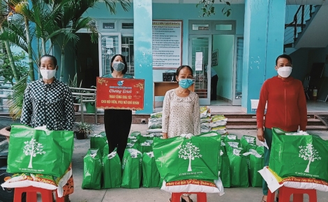 Hội LHPN phường Ninh Sơn tặng 50 phần quà tết cho hội viên phụ nữ hoàn cảnh khó khăn