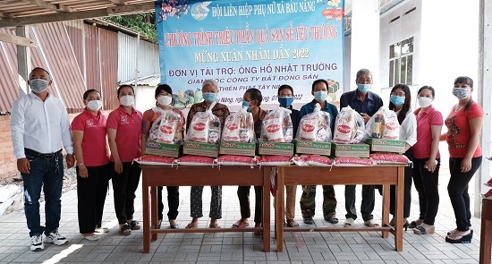 Hội LHPN xã Bàu Năng: Trao quà cho người nghèo