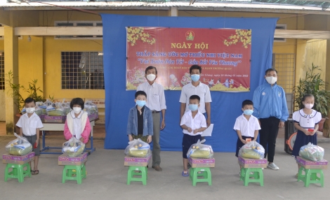 Trao quà Tết cho học sinh có hoàn cảnh khó khăn