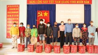 Phó Chủ tịch UBND tỉnh Dương Văn Thắng thăm gia đình chính sách và trao quà tết cho hộ nghèo tại Gò Dầu