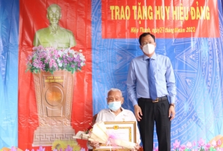 Bí thư Huyện ủy Gò Dầu Huỳnh Thanh Phương trao Huy hiệu Đảng tại xã Hiệp Thạnh