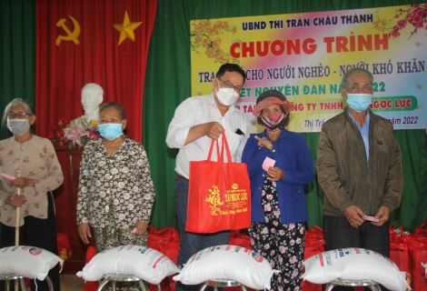 Thị trấn Châu Thành tặng quà tết cho 100 hộ hoàn cảnh khó khăn