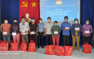 MTTQVN tỉnh: Trao hơn 400 phần quà tết cho hộ nghèo