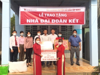 Agribank chi nhánh huyện Gò Dầu trao tặng 2 căn nhà đại đoàn kết cho hộ nghèo