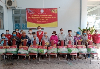Hội Chữ thập đỏ tỉnh: Trao quà tết cho người nghèo Thành phố