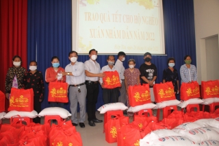 Thị xã Hoà Thành trao tặng 100 phần quà tết cho người nghèo