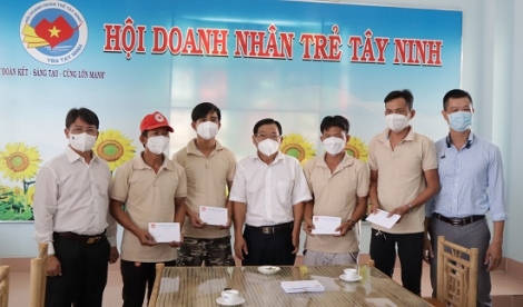 Thăm và tặng quà Tết cho tài xế tình nguyện của Đội “Xe cứu thương 0 đồng”