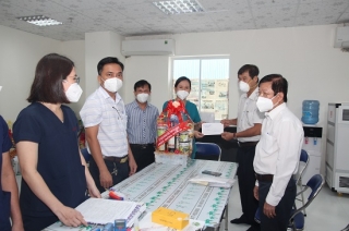 Phó Chủ tịch UBND tỉnh thăm và chúc tết lực lượng y tế trực Tết