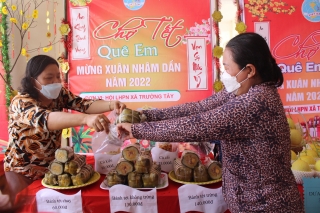 Hội LHPN thị xã Hoà Thành: Tổ chức Phiên chợ tết và tặng quà cho phụ nữ khó khăn