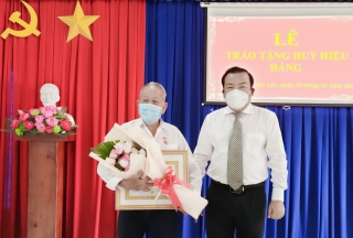 Trao Huy hiệu 60 tuổi Đảng cho đảng viên tại Trảng Bàng