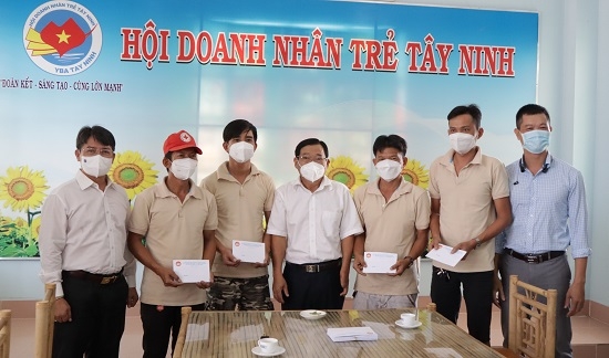 Thăm và tặng quà Tết cho tài xế tình nguyện của Đội “Xe cứu thương 0 đồng”