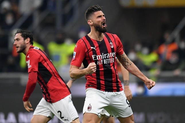 Giroud lập cú đúp, AC Milan hạ Inter đầy kịch tính