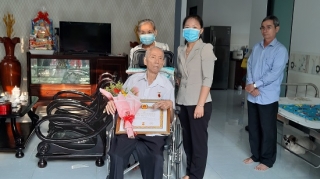 Thành ủy Tây Ninh: Trao Huy hiệu 55 tuổi Đảng tại phường IV