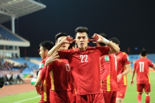 Hạ Trung Quốc, tuyển Việt Nam vững top 100 của FIFA