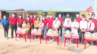 Trao quà cho các em học sinh nghèo hiếu học tại xã Long Phước