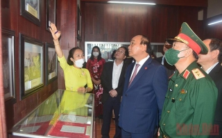 Chủ tịch nước Nguyễn Xuân Phúc dâng hương tưởng nhớ Thủ tướng Phạm Văn Đồng