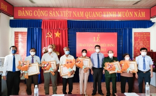 Trao tặng Huy hiệu 55, 50, 45 và 40 năm tuổi Đảng cho đảng viên phường Trảng Bàng và xã Hưng Thuận
