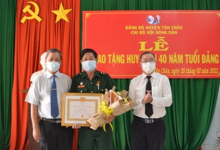 Trao huy hiệu 40 năm tuổi Đảng cho Chủ tịch Hội Cựu chiến binhTân Châu