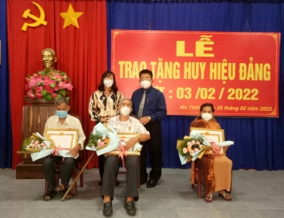 Thị ủy Trảng Bàng: Trao Huy hiệu Đảng cho 4 đảng viên