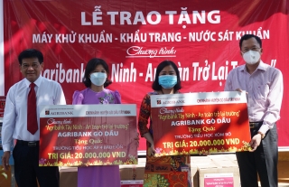 Trao tặng vật tư y tế cho 2 trường tiểu học tại huyện Gò Dầu