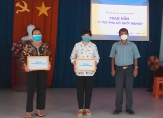 Hội LHPN thị trấn Gò Dầu: Trao vốn “Hỗ trợ phụ nữ khởi nghiệp” năm 2022