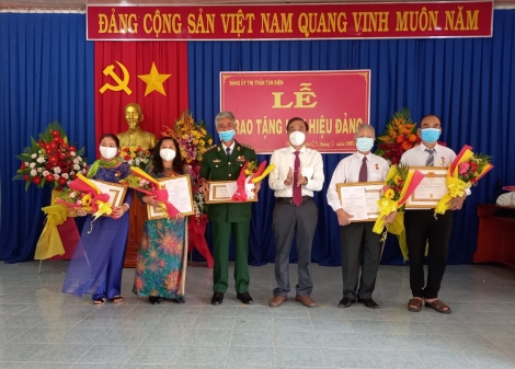 Tân Biên: Trao Huy hiệu 60, 50, 45 và 30 năm tuổi Đảng cho 9 đảng viên