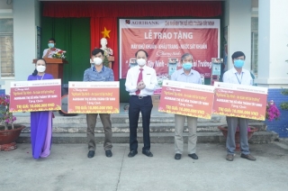 Agribank chi nhánh thị xã Hòa Thành: Trao tặng vật tư y tế phòng, chống dịch Covid-19 cho các trường học
