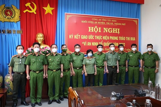 Công an huyện, thị xã, thành phố: Ký kết giao ước phong trào thi đua “Vì an ninh Tổ quốc”