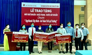 Agribank chi nhánh Châu Thành: Trao tặng vật tư y tế phòng, chống dịch Covid-19 cho các trường học