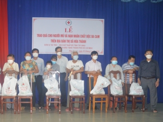 Hội Chữ thập đỏ tỉnh trao 100 phần quà cho nạn nhân chất độc da cam/dioxin, người mù tại thị xã Hòa Thành