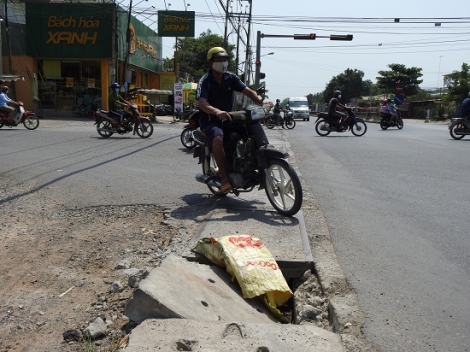 Nắp cống bị sụp tại góc cua ngã ba Trà Võ