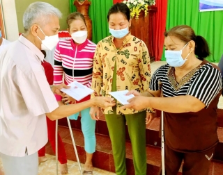 Tặng 150 triệu đồng cho người khuyết tật xã Tân Phong.