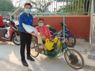 Huyện Dương Minh Châu: tặng 100 phần quà cho gia đình thanh niên khó khăn