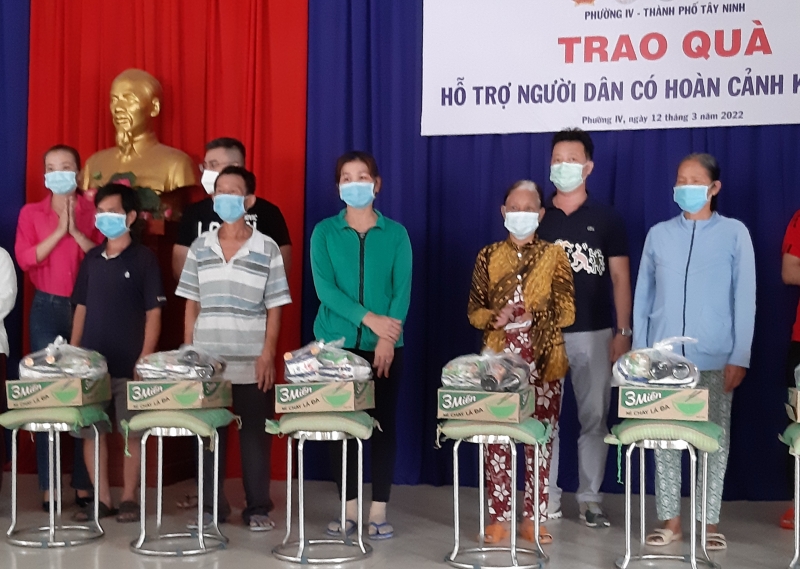 Phường IV: Trao quà cho người dân có hoàn cảnh khó khăn