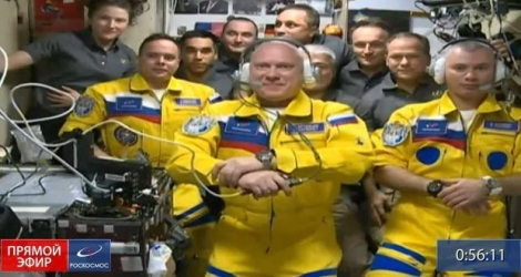 Phi hành gia Nga giải thích về bộ đồng phục có màu giống quốc kỳ Ukraine