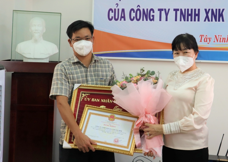 Trao bằng khen của UBND tỉnh cho cá nhân có nhiều đóng góp cho Quỹ “Đền ơn đáp nghĩa”