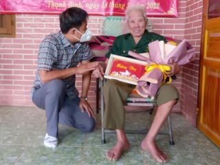 Lãnh đạo huyện Tân Biên thăm, chúc thọ đảng viên tròn 90 tuổi
