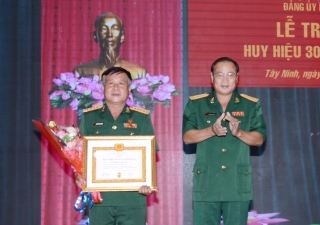 Đảng uỷ Phòng Chính trị Bộ CHQS tỉnh: Trao Huy hiệu 30 năm tuổi Đảng