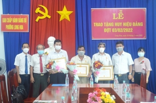 Hoà Thành: Trao Huy hiệu Đảng cho 4 đảng viên
